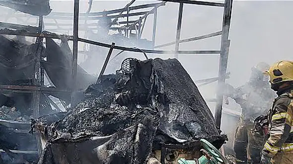 عکس / آتش سوزی عجیب در پشت بام یک ساختمان در میدان حر تهران