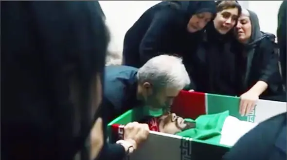 فیلم دیده نشده از آخرین وداع خانواده شهدای حمله اسرائیل در اتاق معراج