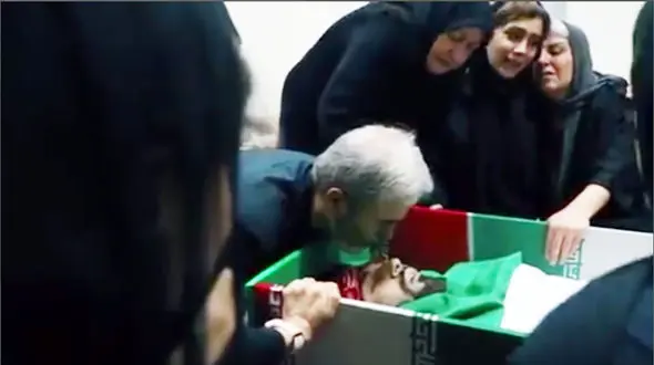 فیلم دیده نشده از آخرین وداع خانواده شهدای حمله اسرائیل در اتاق معراج