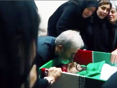 فیلم دیده نشده از آخرین وداع خانواده شهدای حمله اسرائیل در اتاق معراج