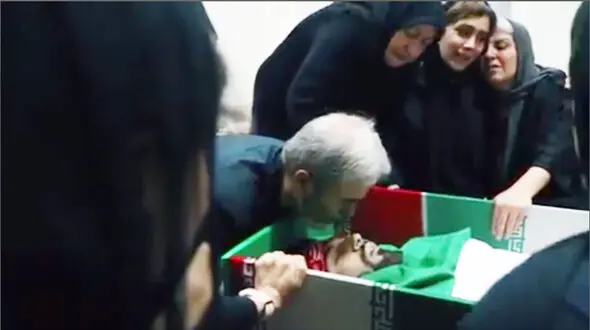 فیلم دیده نشده از آخرین وداع خانواده شهدای حمله اسرائیل در اتاق معراج