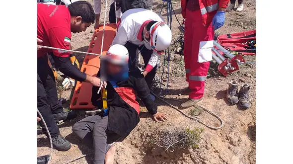 تصاویر لحظه نجات زن باردار توسط نجاتگران خراسان جنوبی