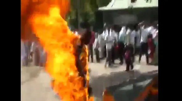 فیلم/مردی خودش را در بازار آتش زد+عکس(16+)