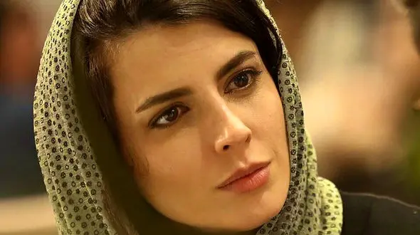 نگاهی به چیدمان لوکس و فوق العاده خوشرنگ  خانه لیلا حاتمی بازیگر فیلم «پیر پسر» / از آشپزخانه با جزیره مدرن تا کتابخانه و دیزاین زیبای پذیرایی !