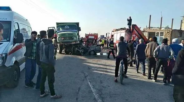 عکس وحشتناک از له شدن پژو آردی توسط کامیون+ تصاویر