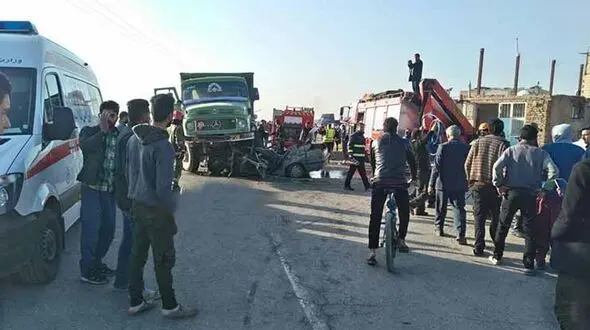 عکس وحشتناک از له شدن پژو آردی توسط کامیون+ تصاویر
