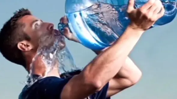 خطر مرگ با مصرف آب زیاد با سرعت + فیلم