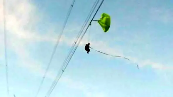 آتش گرفتن چتر باز در برخورد با سیم های فشار قوی + فیلم 