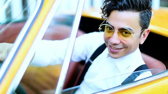 عکس اشک آلود از خواننده جوان و معروف ایرانی که خانه نشین شد