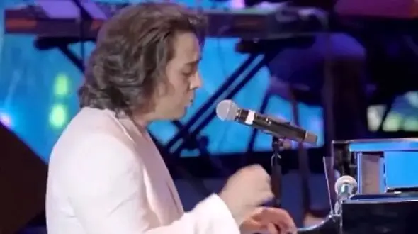 آواز شاد؛ کمتر خواننده میتونه انقد تمیز بخونه و انقدرم خوشگل پیانو بزنه صداش پر قوعه