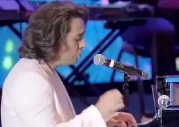 آواز شاد؛ کمتر خواننده میتونه انقد تمیز بخونه و انقدرم خوشگل پیانو بزنه صداش پر قوعه