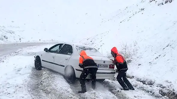 عملیات ویژه برای نجات جان 391 زن و مرد در همدان / 75 خودرو در برف گرفتار شدند