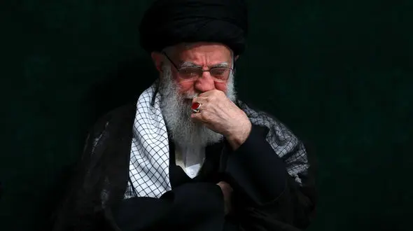 اشک های رهبر انقلاب در عزاداری حضرت اباعبدالله الحسین(ع)