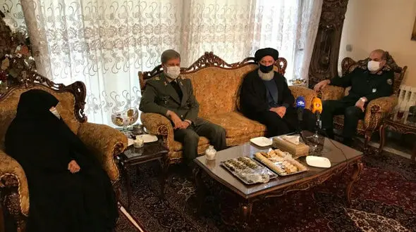 حضور وزیر دفاع در منزل شهید فخری زاده + فیلم
