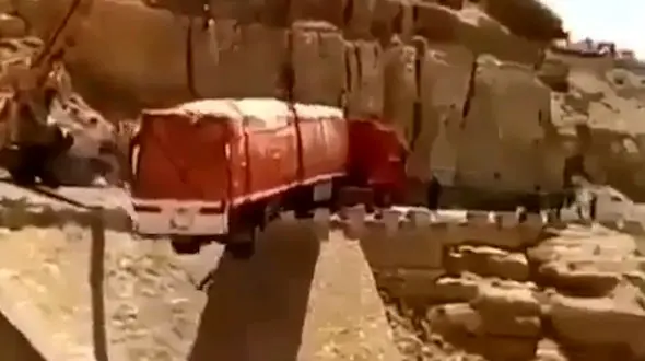 واژگونی تریلی حامل بار در مشهد + فیلم