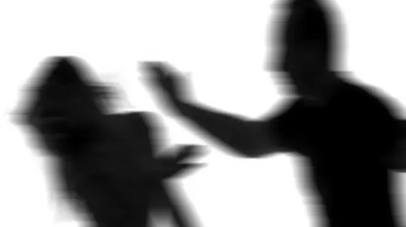 فیلم خشونت وحشیانه پلیس  با یک زن وسط خیابان ! دلتان به درد می آید ! / کدام کشور است !