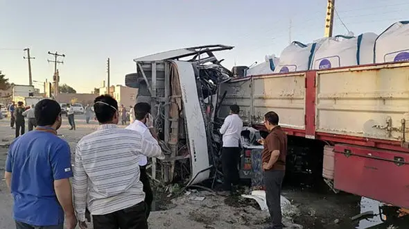 فیلم از وضعیت اسفبار سرباز معلم ها در تصادف وحشتناک یزد!