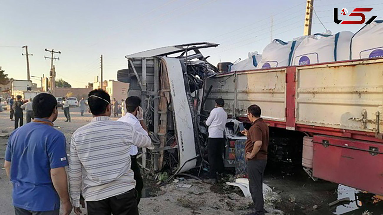 6 عکس از صحنه مرگ تلخ 5 مسافر اتوبوس در تصادف با تریلی / در یزد رخ داد