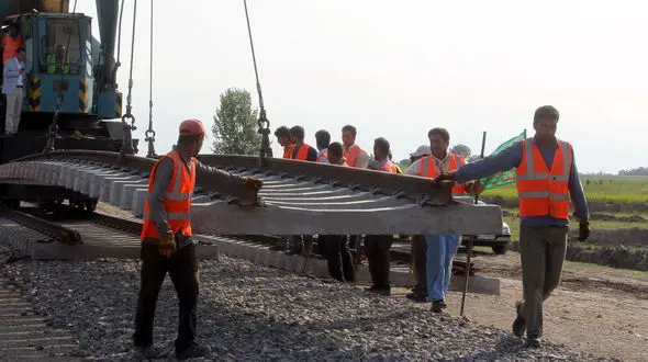 عملیات ریل گذاری و اجرای روسازی راه آهن میانه-بستان آباد آغاز شد