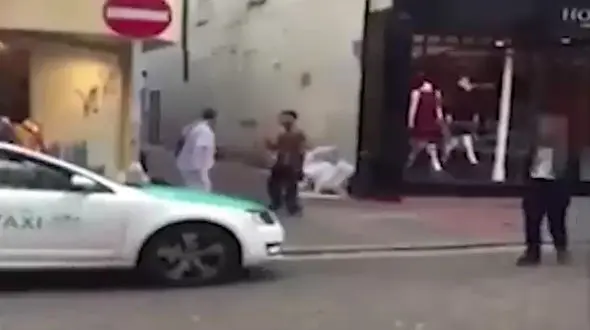 تنبیه جوان شرور توسط عابر پیاده + فیلم