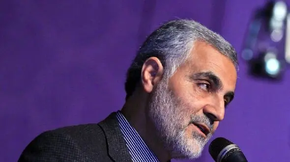 عکس سفر در زمان / تصویر بازی «سردار سلیمانی» با نوه هایش / بچه ها با برگ درخت سردار رو پوشوندن