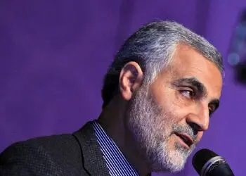عکس سفر در زمان / تصویر بازی «سردار سلیمانی» با نوه هایش / بچه ها با برگ درخت سردار رو پوشوندن