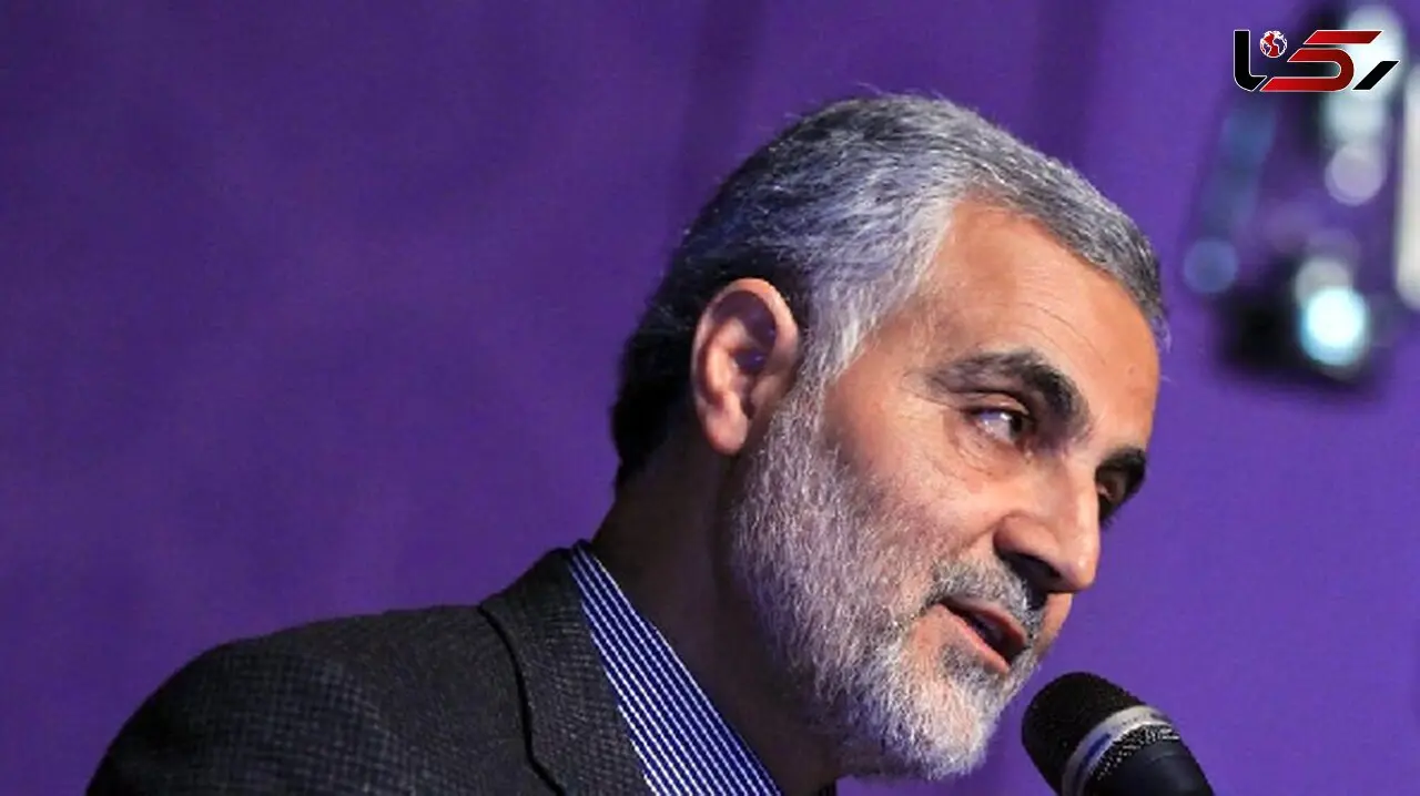 عکس سفر در زمان / تصویر بازی «سردار سلیمانی» با نوه هایش / بچه ها با برگ درخت سردار رو پوشوندن
