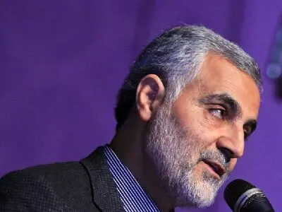 عکس سفر در زمان / تصویر بازی «سردار سلیمانی» با نوه هایش / بچه ها با برگ درخت سردار رو پوشوندن
