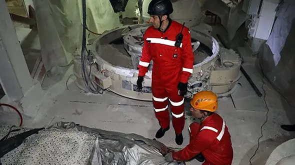  تکنسین تعمیرات در لا به لای دستگاه میکسر جان باخت + عکس