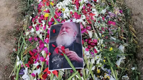 آخرین عکس ها از مزار هوشنگ ابتهاج / آسوده خاطریم چون آسوده خفته ای