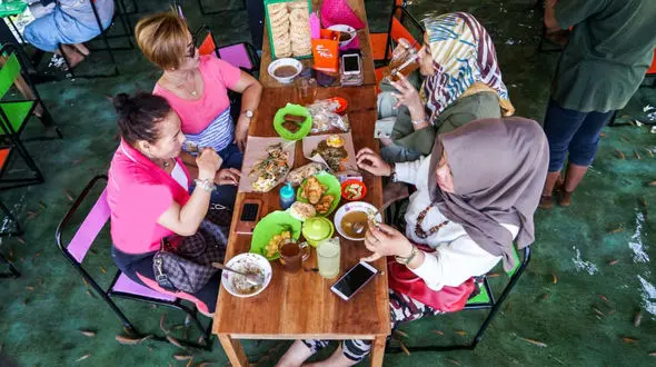 رستورانی که در آن مشتریان پدیکور می کنند !+عکس