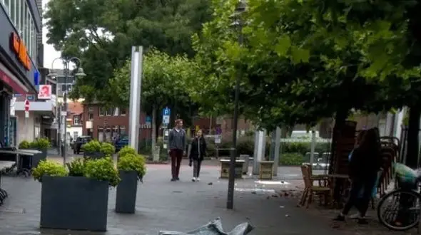 وقتی یک هنرمند از دل پیاده رو یک اسب آبی بیرون می‌ آورد! + عکس