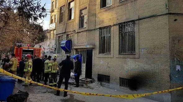 ساختمان یک شرکت بیمه‌ای طعمه حریق شد/ ۳۰ تهرانی نجات یافتند + تصاویر