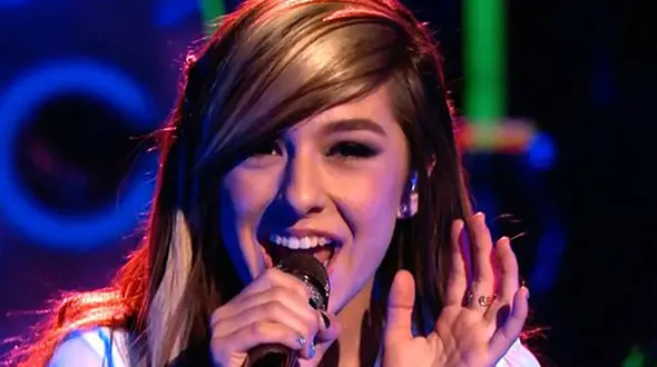 شلیک مرگبار به خواننده زن جوان در پایان کنسرت /  او در حال امضاء دادن به طرفدارانش بود + عکس