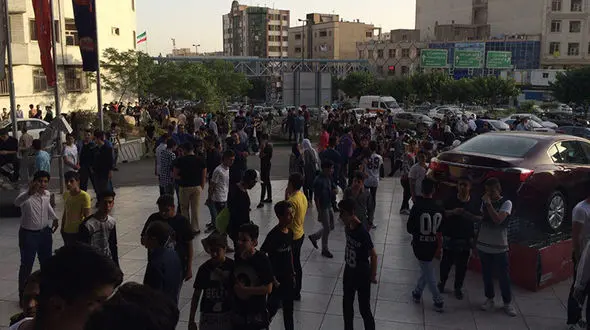 درگیری فیزیکی گروهی دختر دهه هشتادی در ماجرای قرار تلگرامی مجتمع تجاری کوروش + عکس درگیری