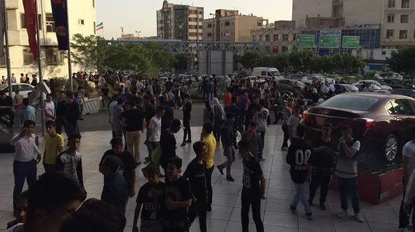 درگیری فیزیکی گروهی دختر دهه هشتادی در ماجرای قرار تلگرامی مجتمع تجاری کوروش + عکس درگیری