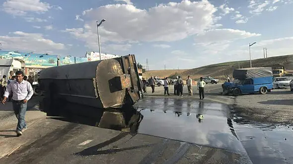 واژگونی وحشتناک کامیون پراز اسید /  22 تن اسید در جاده اردکان سرازیر شد 