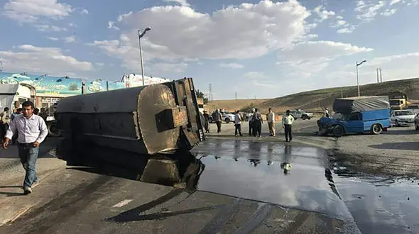 واژگونی وحشتناک کامیون پراز اسید /  22 تن اسید در جاده اردکان سرازیر شد 
