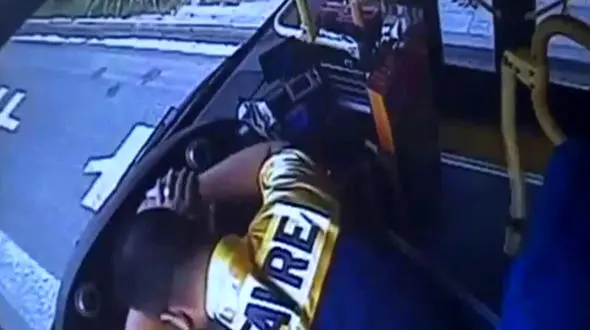 فیلم / بیهوش شدن راننده اتوبوس شهری پشت فرمان و تلاش مسافران برای نجات جانشان+تصاویر