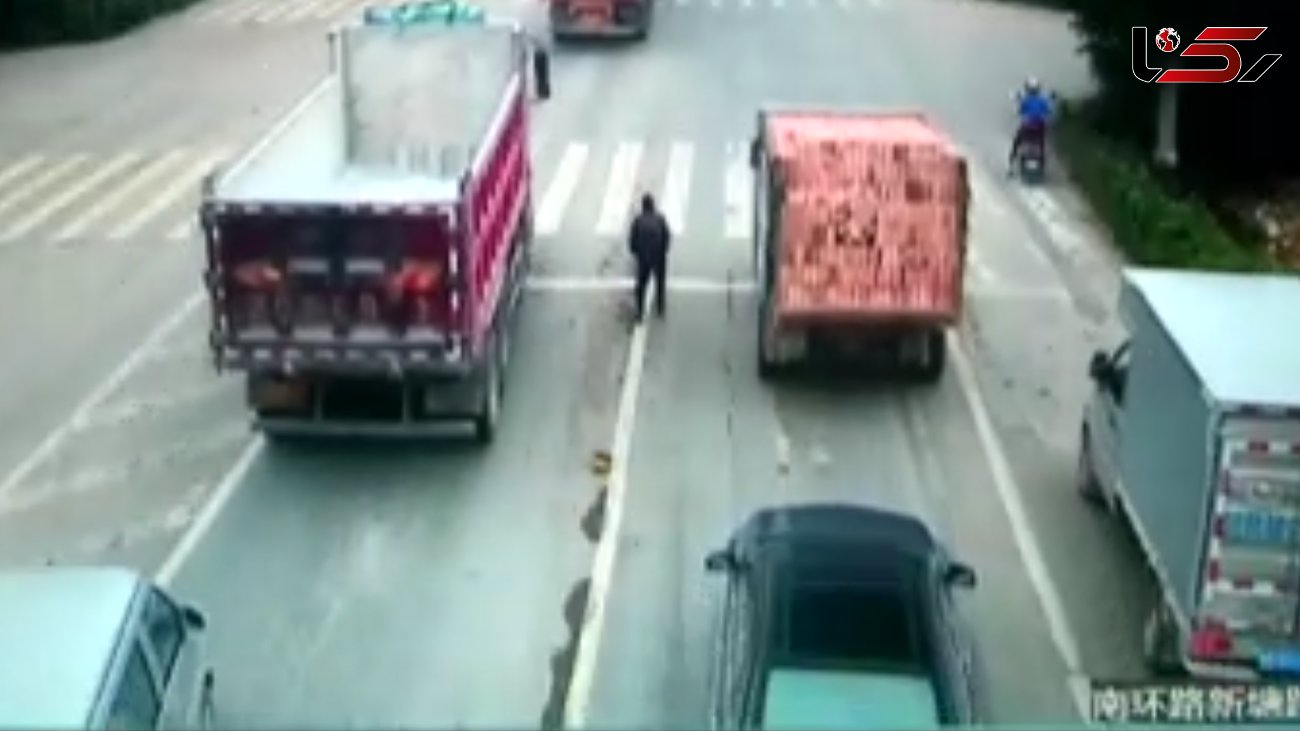 فیلم لحظه نجات معجزه آسای موتور سوار در تصادف با کامیون + عکس