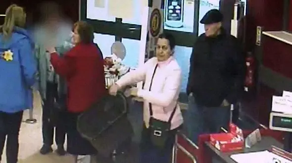 سرقت از یک زن معلول در برابر دوربین مداربسته