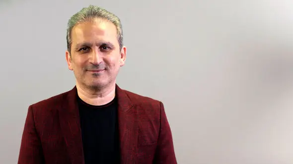 لبخند زیبای سینا علیخانی بعد از دیدن این چهره معروف تلویزیون روی تخت بیمارستان + فیلم 