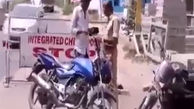 فیلم / اقدام عجیب پلیس پس از گرفتن رشوه از موتور سوار + تصاویر
