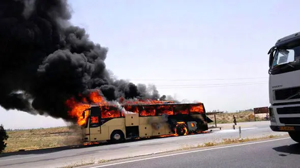 عکس اتوبوسی که با 40 مسافر آتش گرفت+عکس