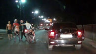 فیلم لحظه درگیری دو موتورسوار با راننده در خیابان