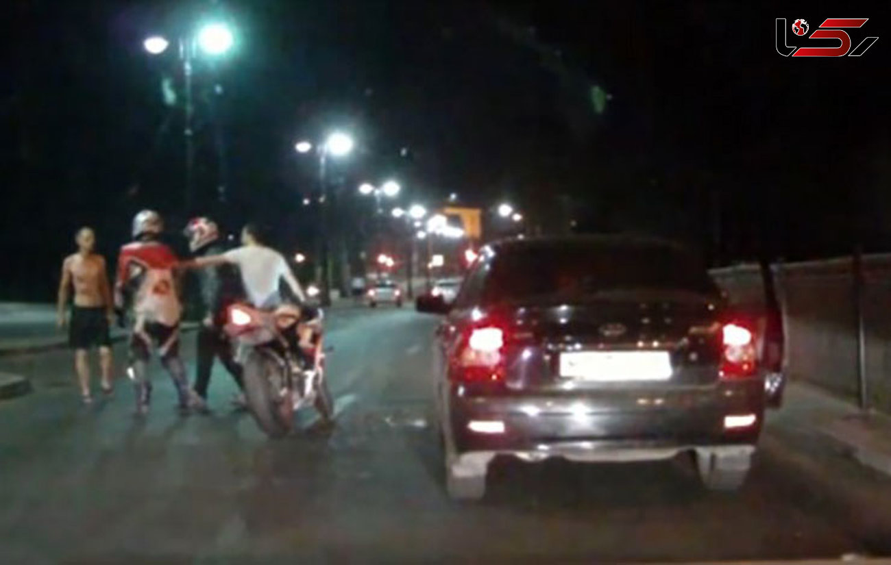 فیلم لحظه درگیری دو موتورسوار با راننده در خیابان