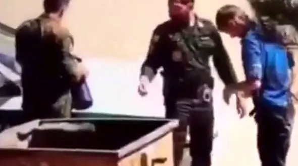 اقدام تحسین آمیز پلیس خرم‌آبادی با جوان زباله‌گرد ! / آفرین سرباز !