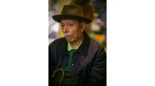 ترانه‌ خوانی شادمانه علی نصیریان در 90 سالگی / فیلم