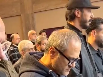 فیلم/حضور بازیگران در مراسم ختم جواد گنجی یکی از کشته شدگان حوادث دیماه / چهره های ماتم زده رامبد جوان، بهرام افشاری، محمد بحرانی  و شهاب حسینی و دیگر بازیگران/ روحش شاد و یادش گرامی