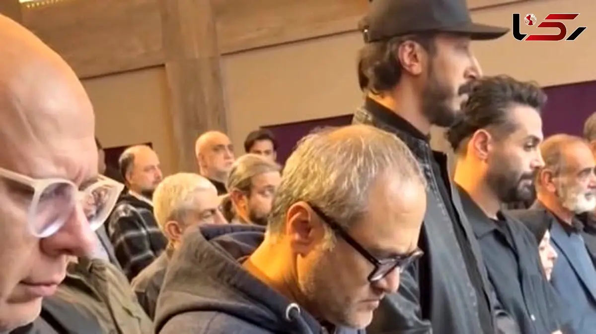 فیلم/حضور بازیگران در مراسم ختم جواد گنجی یکی از کشته شدگان حوادث دیماه / چهره های ماتم زده رامبد جوان، بهرام افشاری، محمد بحرانی  و شهاب حسینی و دیگر بازیگران/ روحش شاد و یادش گرامی